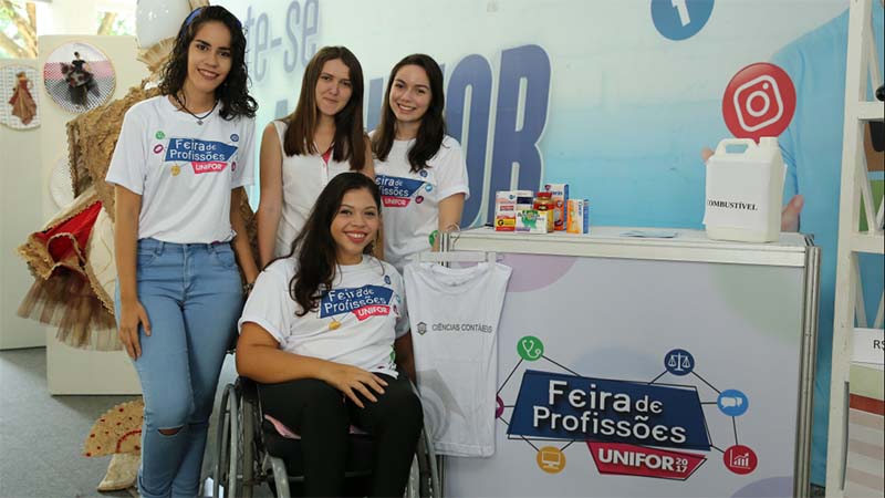 alunos da Unifor na Feira de Profissões