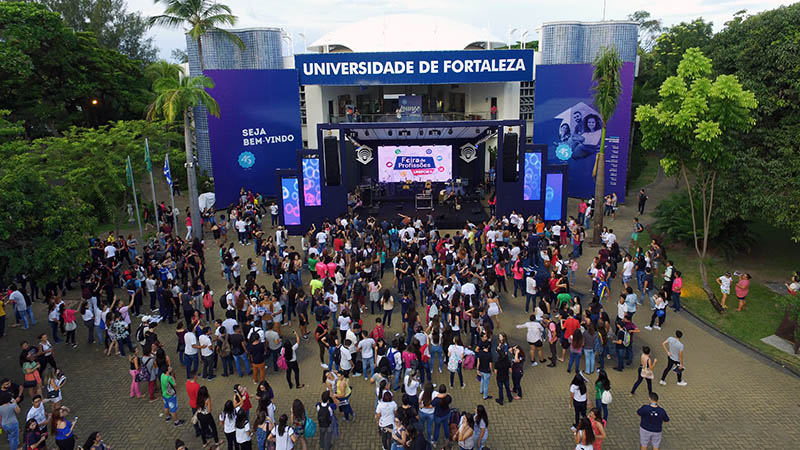 alunos da Unifor na Feira de Profissões