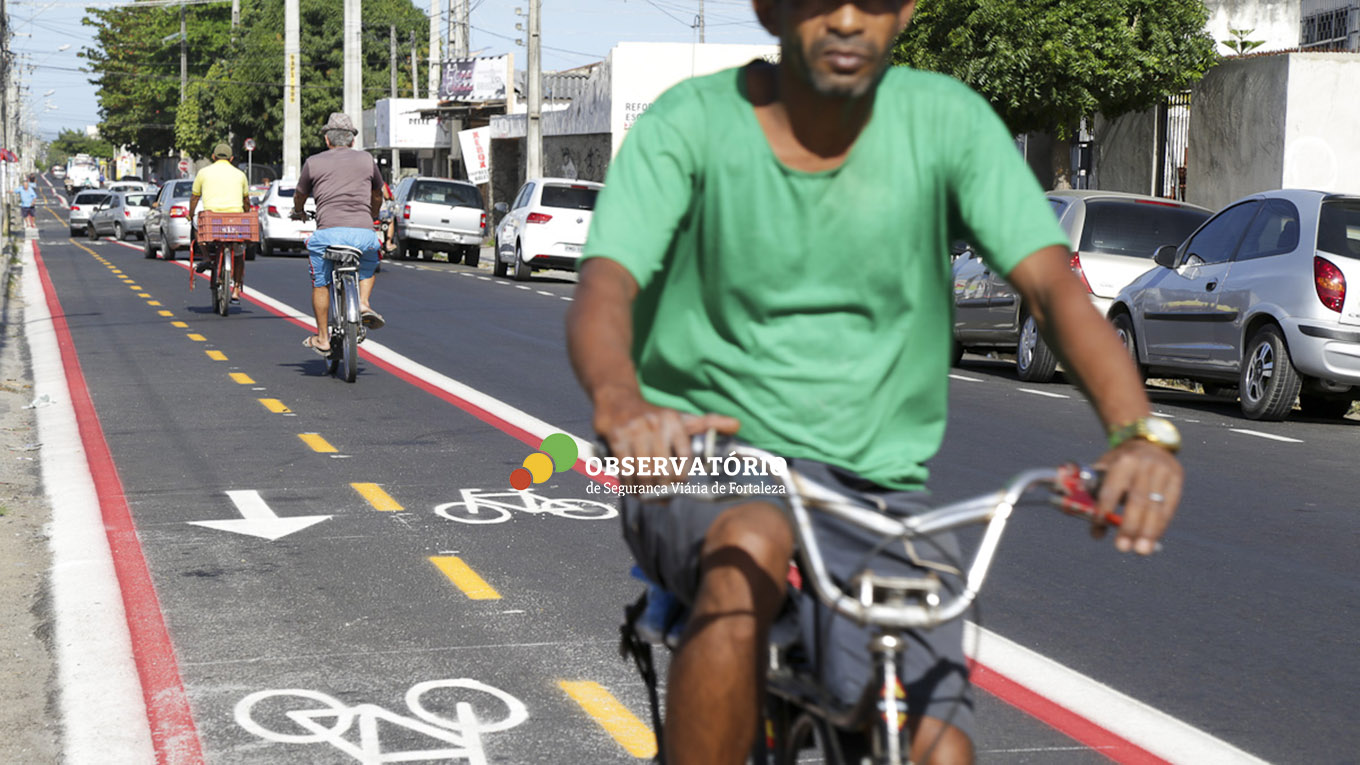Homem andando de bicicleta na ciclofaixa