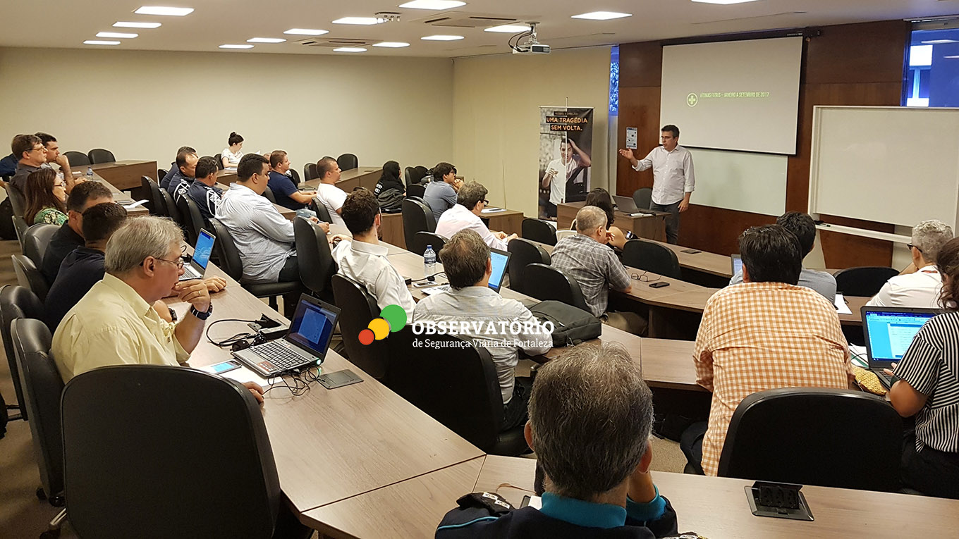 palestrante falando em evento acadêmico